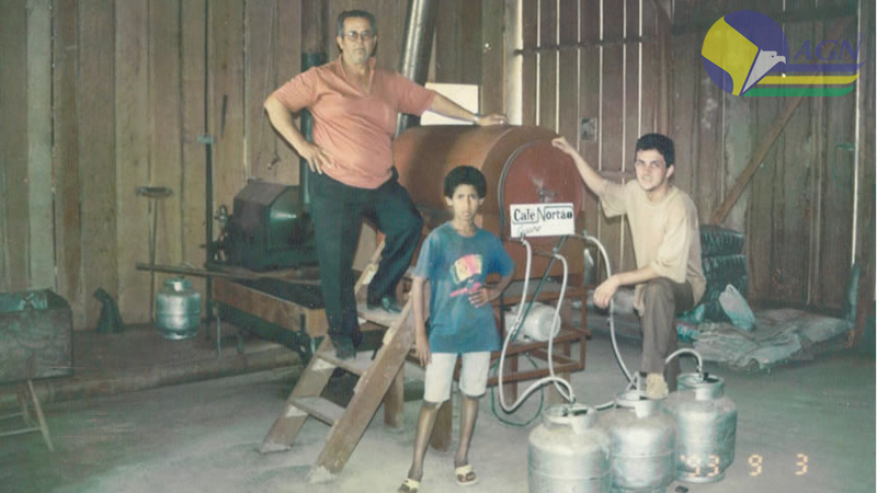 Sr. Anésio e seu filho Levi juntamente com Oséias na torrefação de café Nortão